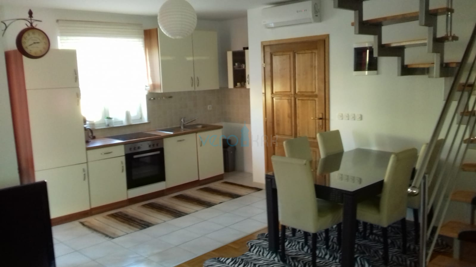 Krk grad, trosobni stan 75m2 sa dvorištem, prodaja