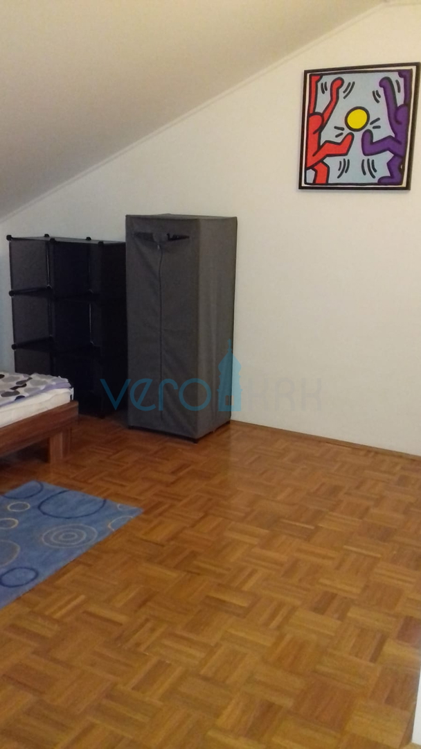 Krk grad, trosobni stan 75m2 sa dvorištem, prodaja