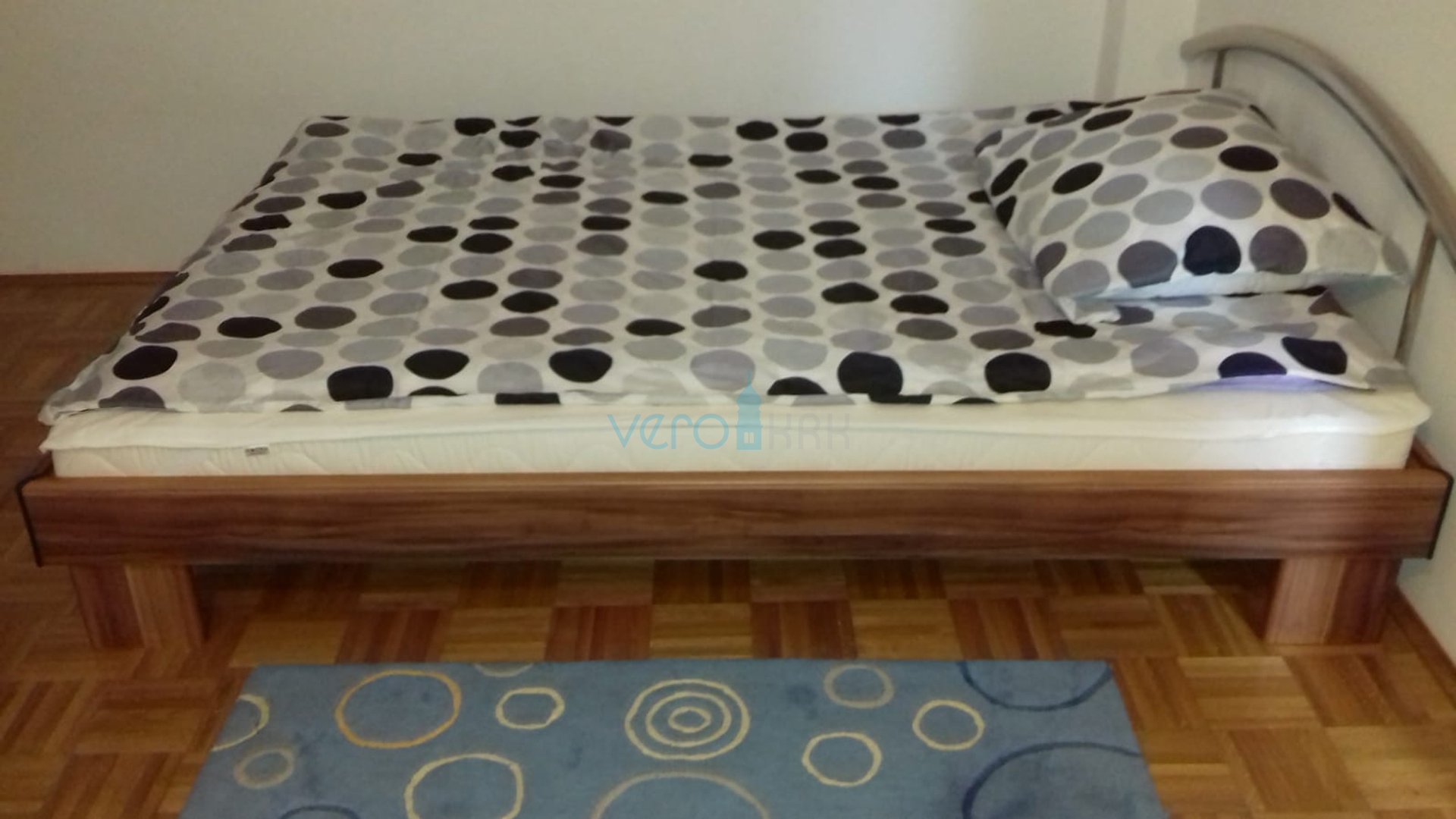 Krk grad, trosobni stan 75m2 sa dvorištem, prodaja