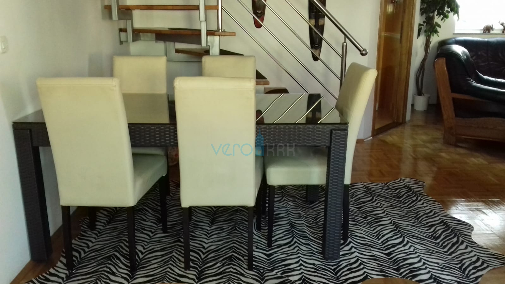 Krk grad, trosobni stan 75m2 sa dvorištem, prodaja