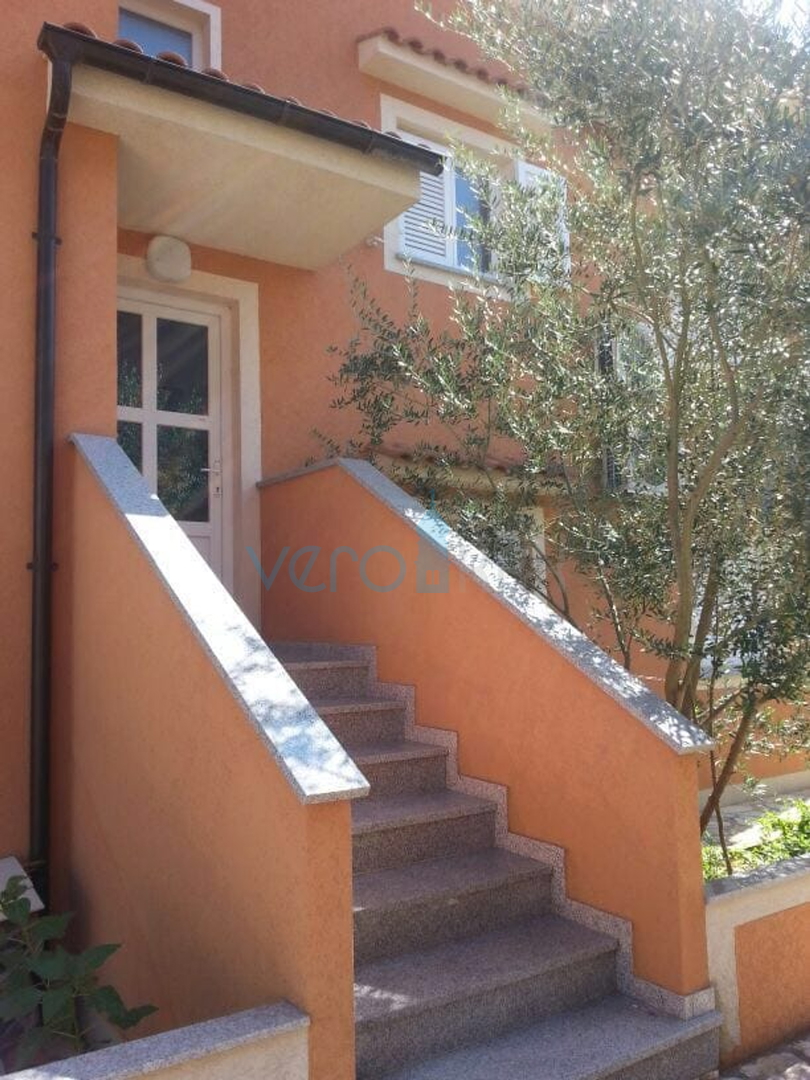 Krk grad, trosobni stan 75m2 sa dvorištem, prodaja