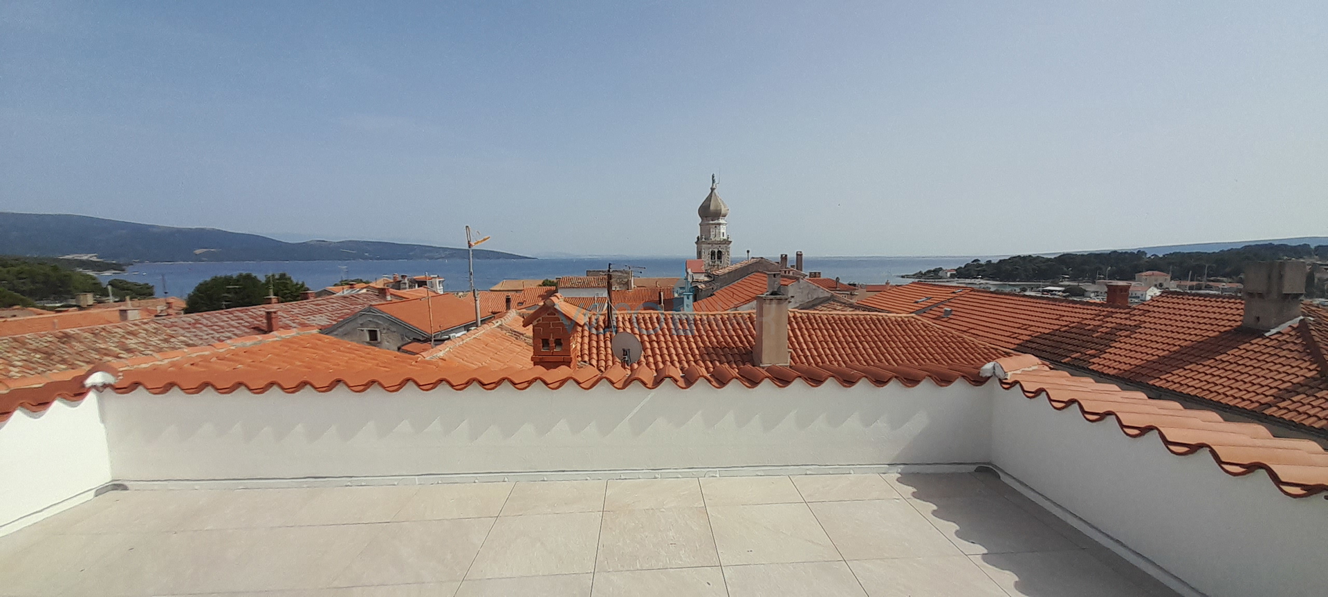 Krk, centar, Kamena kuća u nizu sa otvorenim pogledom na more i grad, prodaja