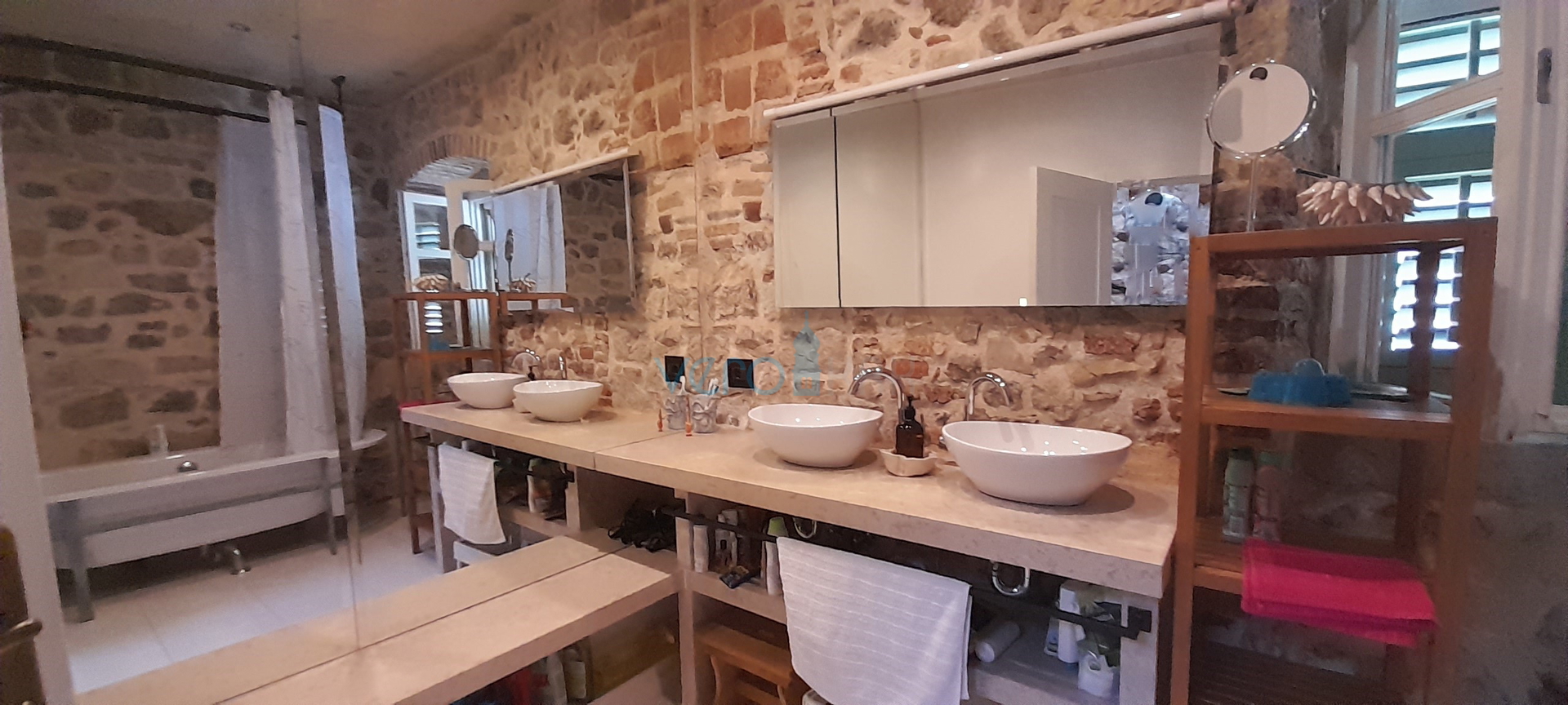 Krk, centar, Kamena kuća u nizu sa otvorenim pogledom na more i grad, prodaja