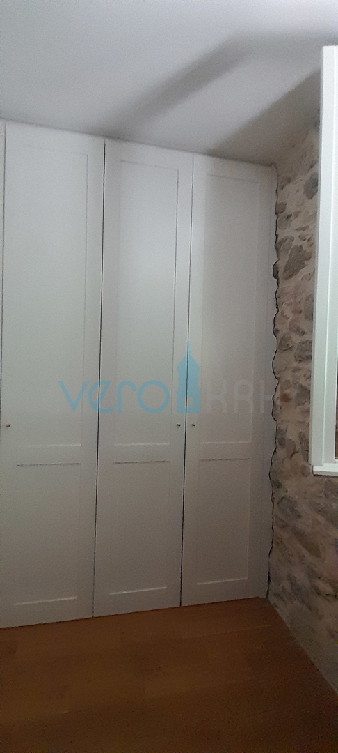 Krk, centar, Kamena kuća u nizu sa otvorenim pogledom na more i grad, prodaja