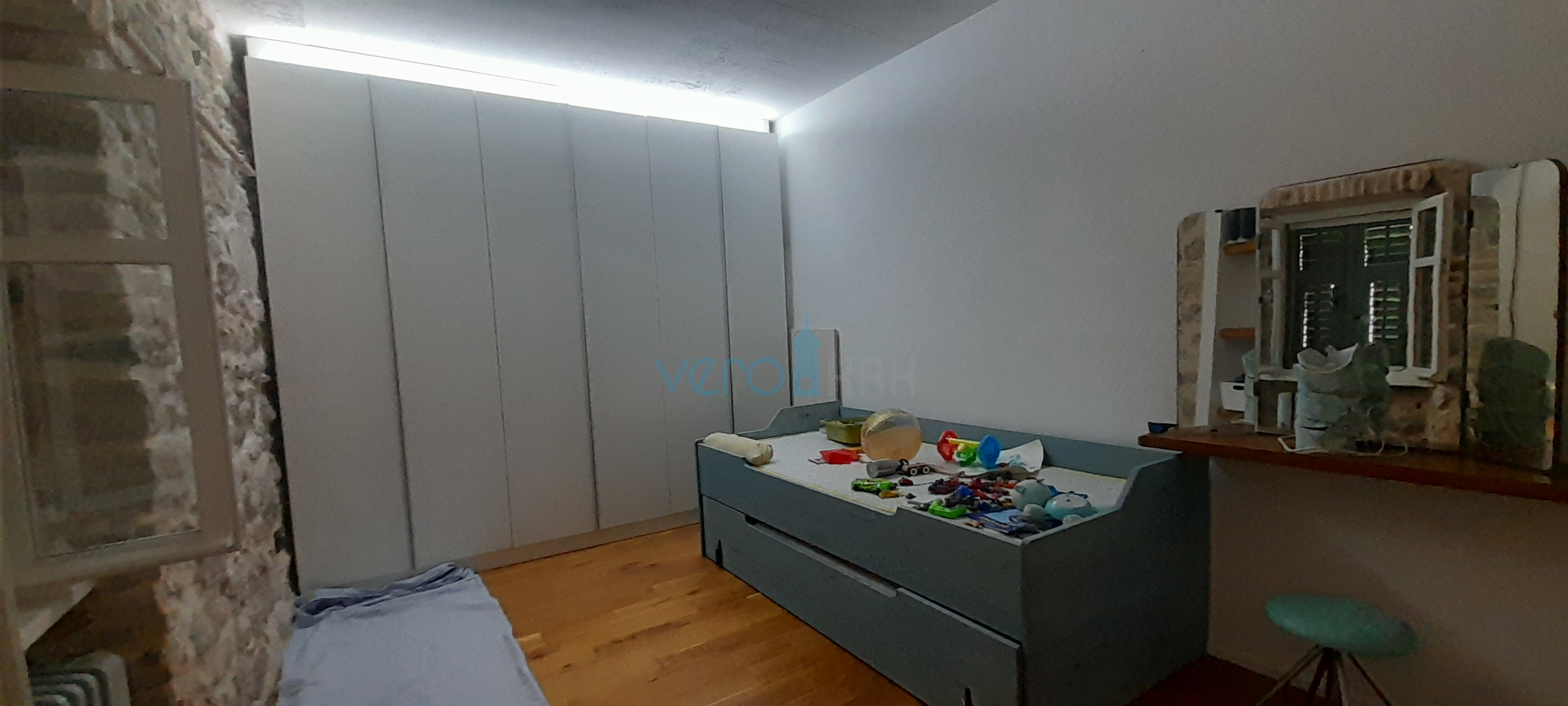 Krk, centar, Kamena kuća u nizu sa otvorenim pogledom na more i grad, prodaja