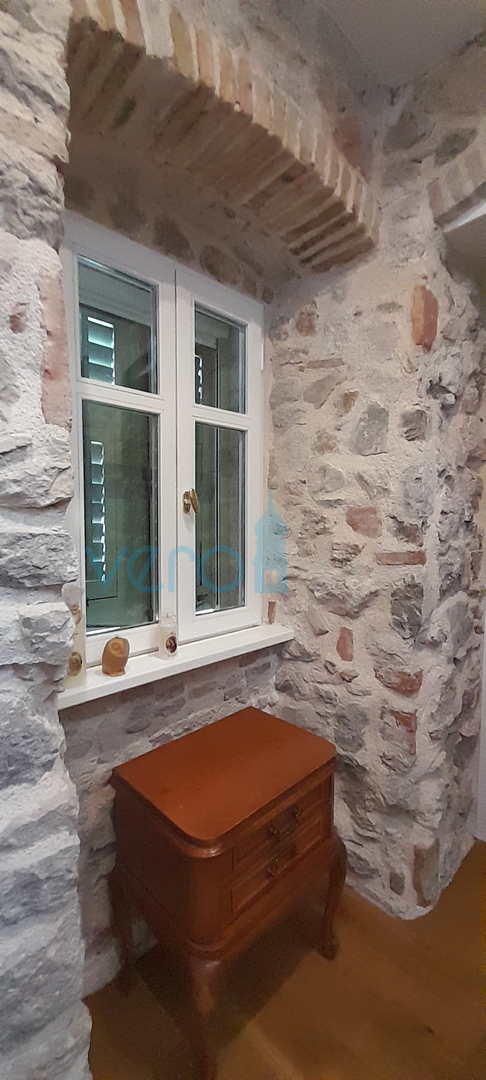 Krk, centar, Kamena kuća u nizu sa otvorenim pogledom na more i grad, prodaja