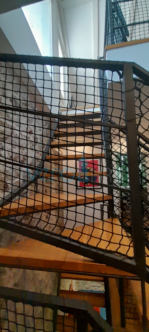 Krk, centar, Kamena kuća u nizu sa otvorenim pogledom na more i grad, prodaja