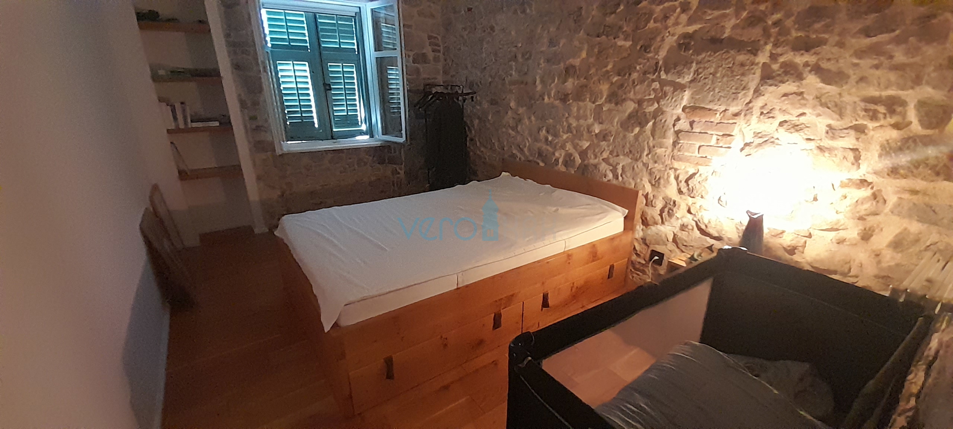 Krk, centar, Kamena kuća u nizu sa otvorenim pogledom na more i grad, prodaja