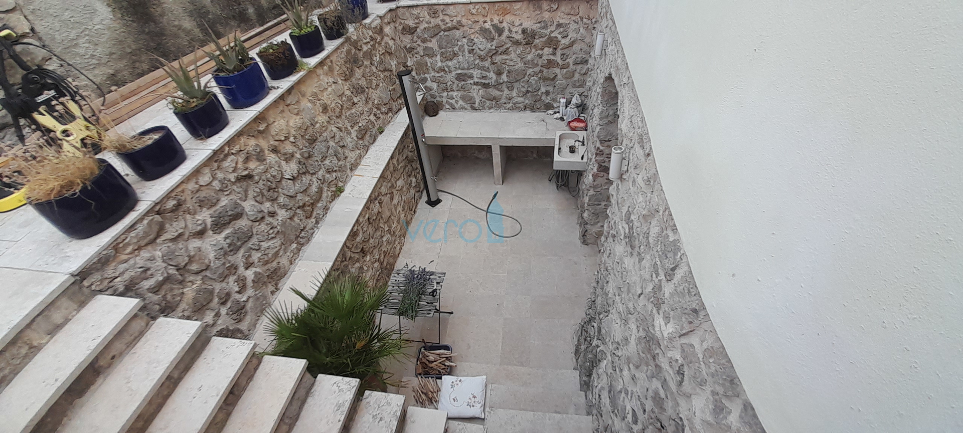 Krk, centar, Kamena kuća u nizu sa otvorenim pogledom na more i grad, prodaja