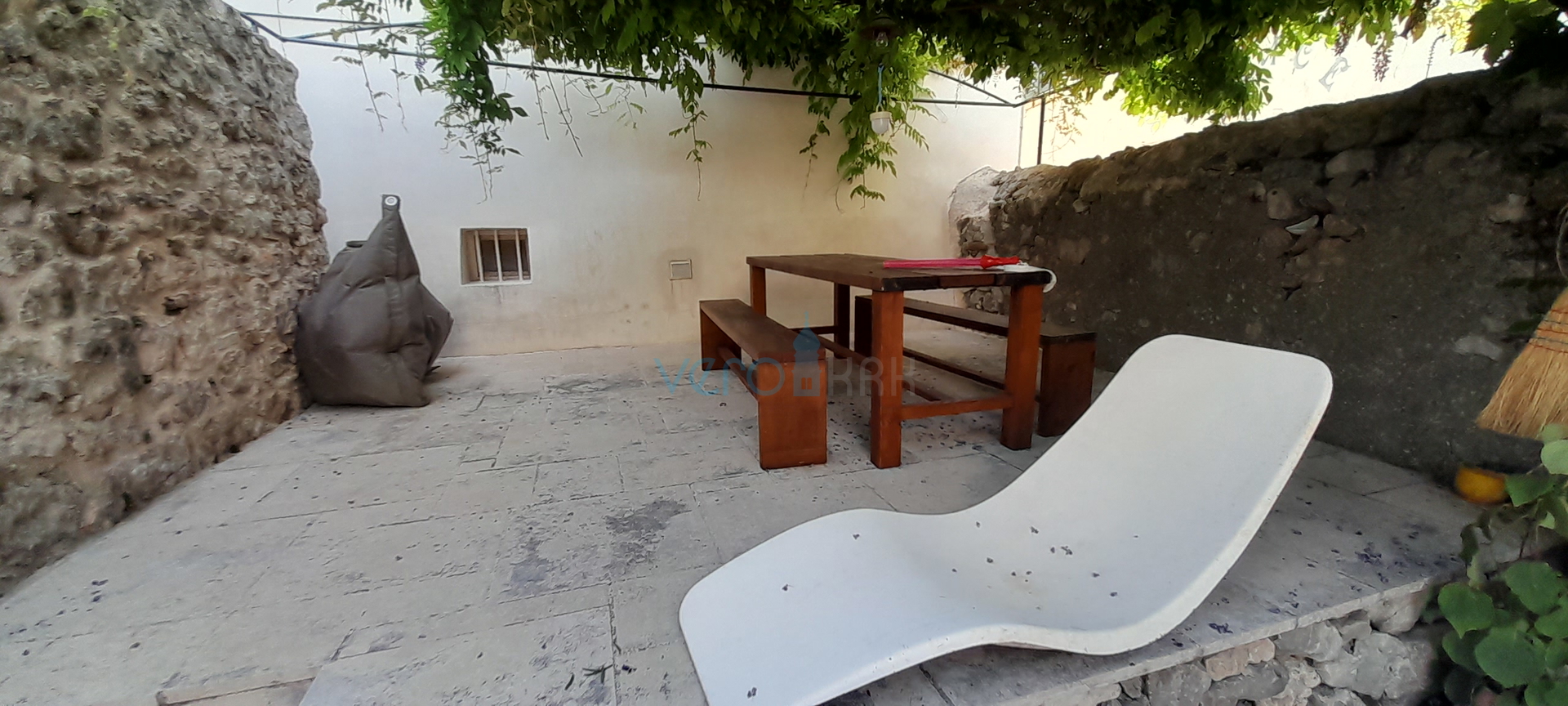 Krk, centar, Kamena kuća u nizu sa otvorenim pogledom na more i grad, prodaja