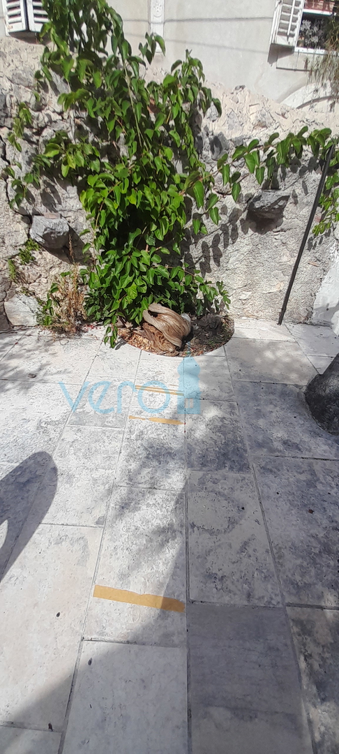 Krk, centar, Kamena kuća u nizu sa otvorenim pogledom na more i grad, prodaja