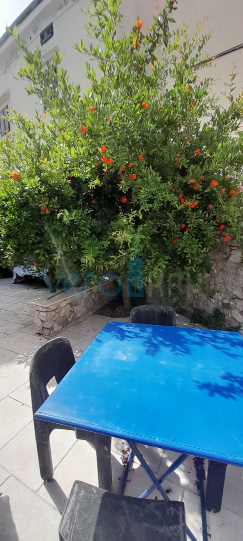 Krk, centar, Kamena kuća u nizu sa otvorenim pogledom na more i grad, prodaja