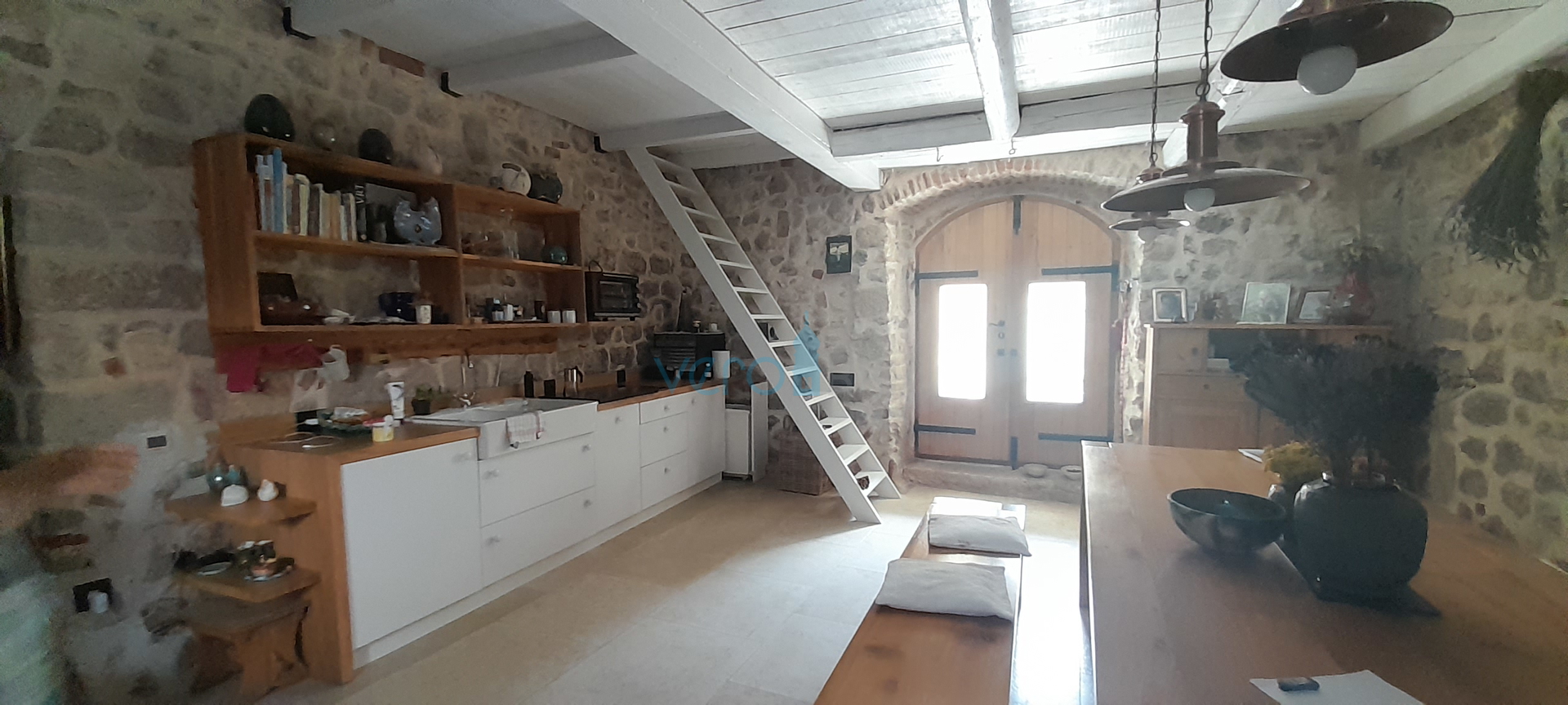 Krk, centar, Kamena kuća u nizu sa otvorenim pogledom na more i grad, prodaja
