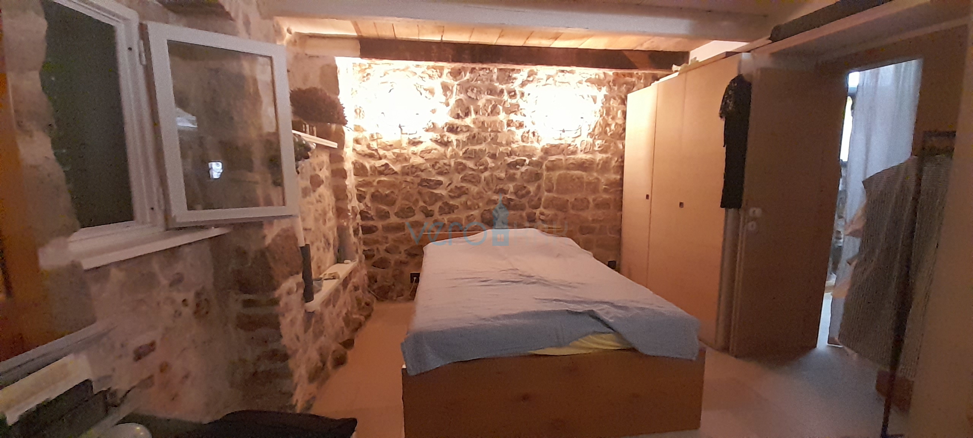 Krk, centar, Kamena kuća u nizu sa otvorenim pogledom na more i grad, prodaja