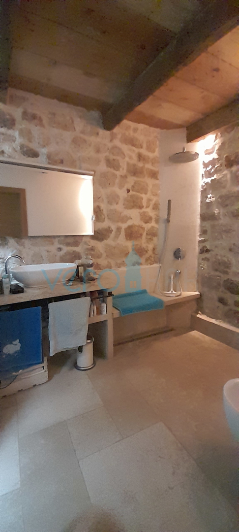Krk, centar, Kamena kuća u nizu sa otvorenim pogledom na more i grad, prodaja