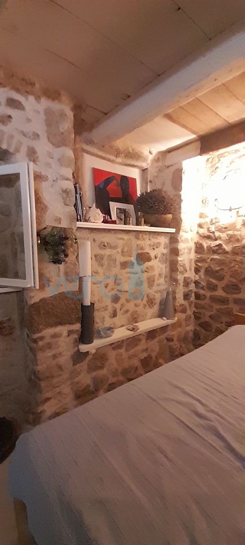 Krk, centar, Kamena kuća u nizu sa otvorenim pogledom na more i grad, prodaja