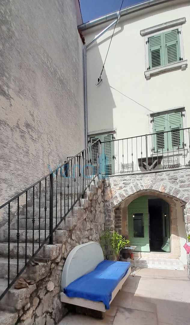 Krk, centar, Kamena kuća u nizu sa otvorenim pogledom na more i grad, prodaja