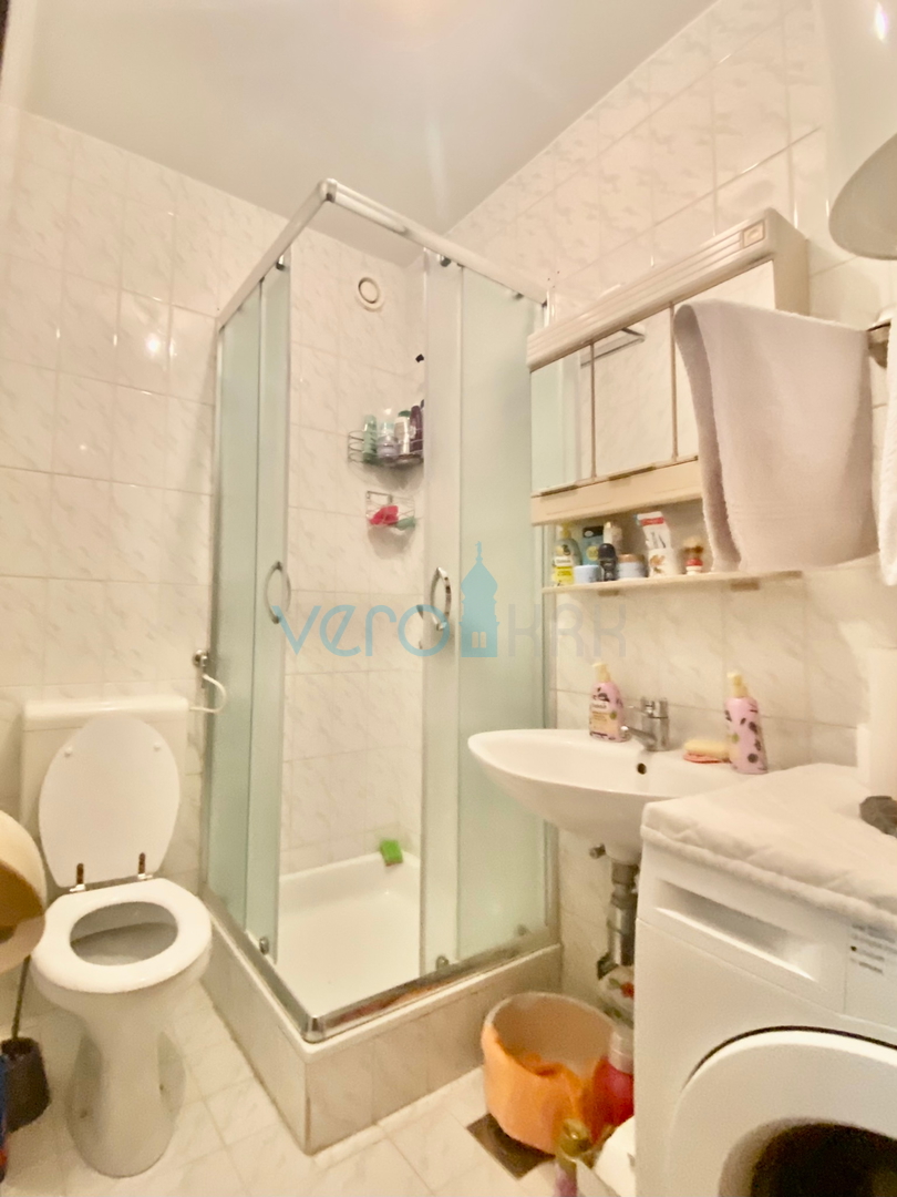 Otok Krk, Baška, Stan u prizemlju s okućnicom, prodaja