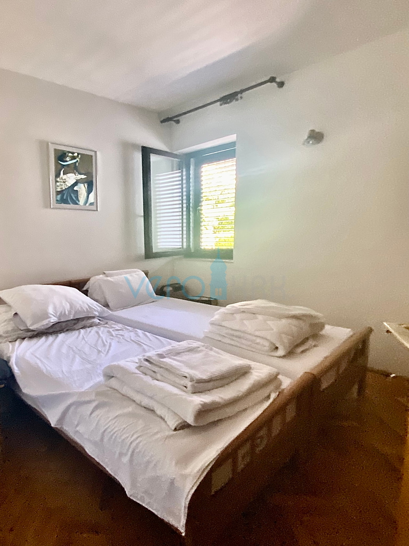 Otok Krk, Baška, Stan u prizemlju s okućnicom, prodaja