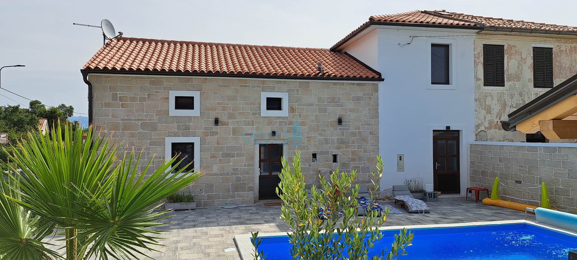 Malinska, wider area, renovated old house with swimming pool and yard