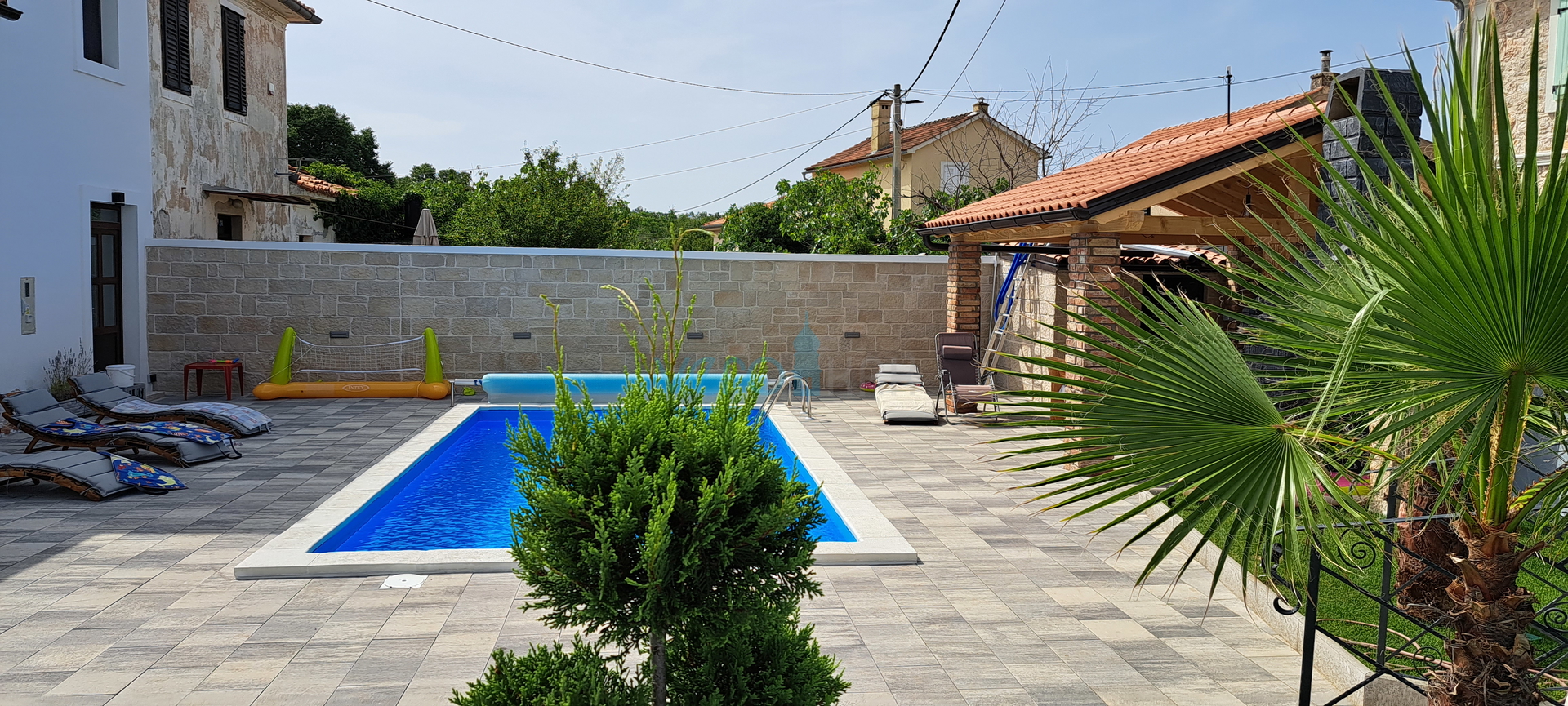 Malinska, wider area, renovated old house with swimming pool and yard