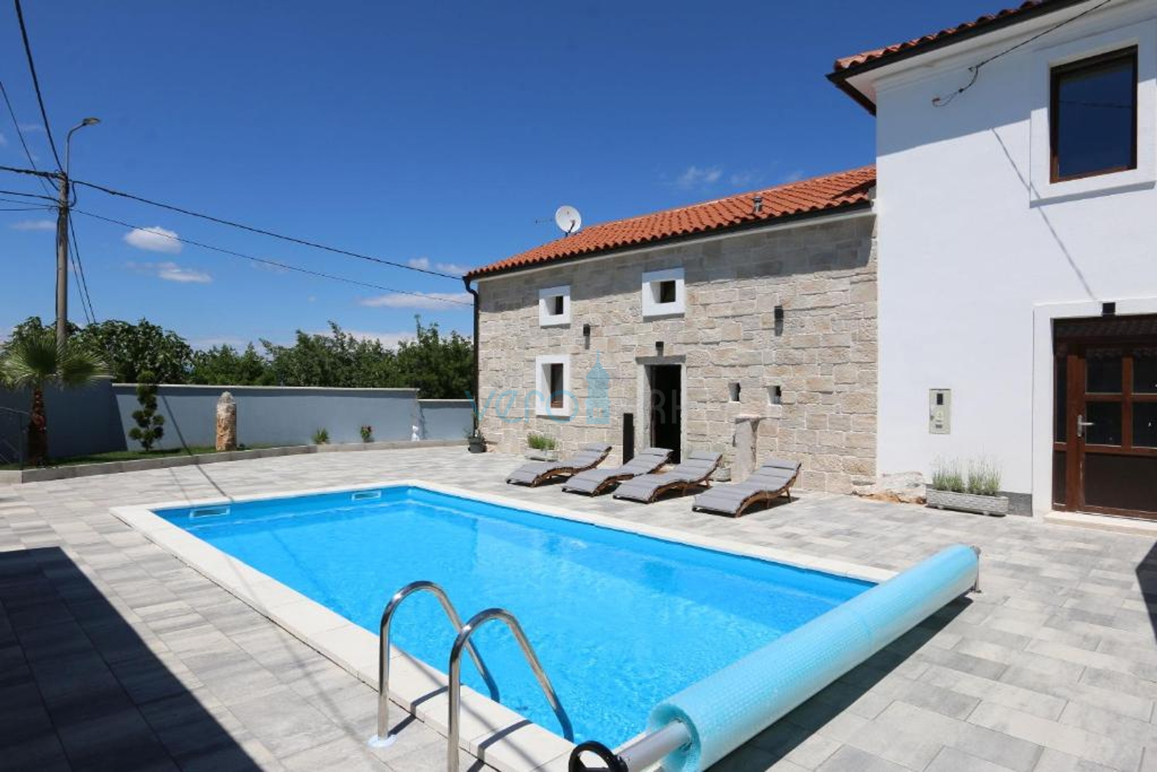 Malinska, wider area, renovated old house with swimming pool and yard