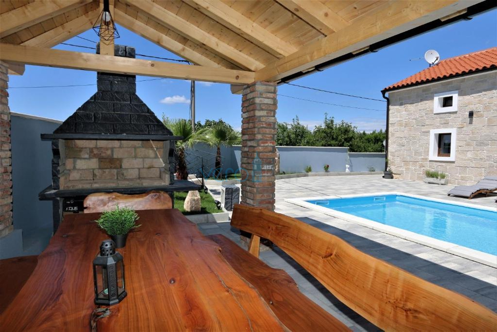 Malinska, wider area, renovated old house with swimming pool and yard