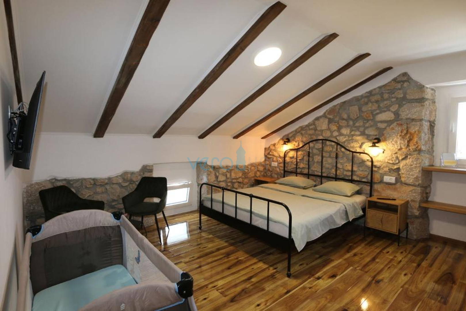 Malinska, wider area, renovated old house with swimming pool and yard