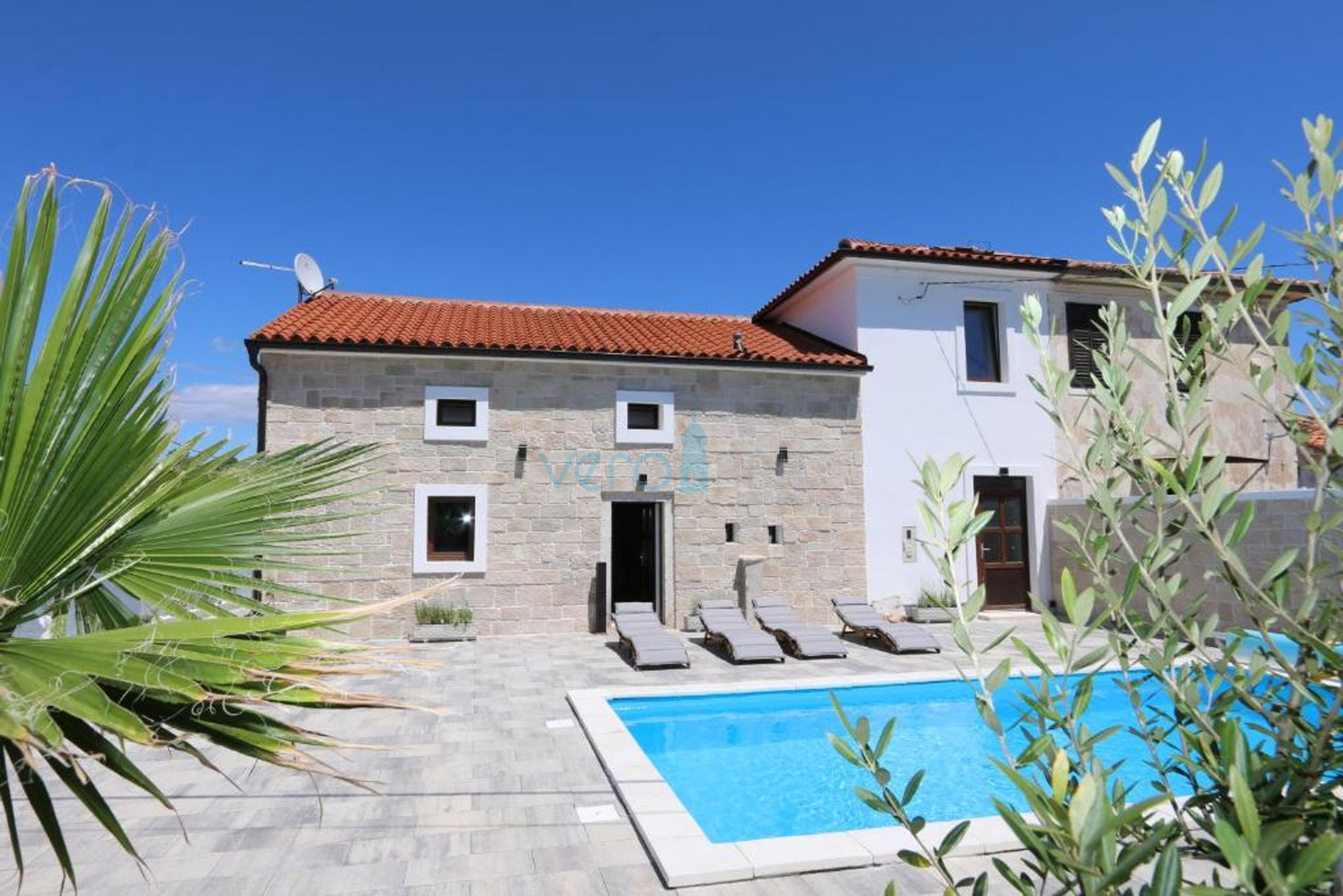 Malinska, wider area, renovated old house with swimming pool and yard