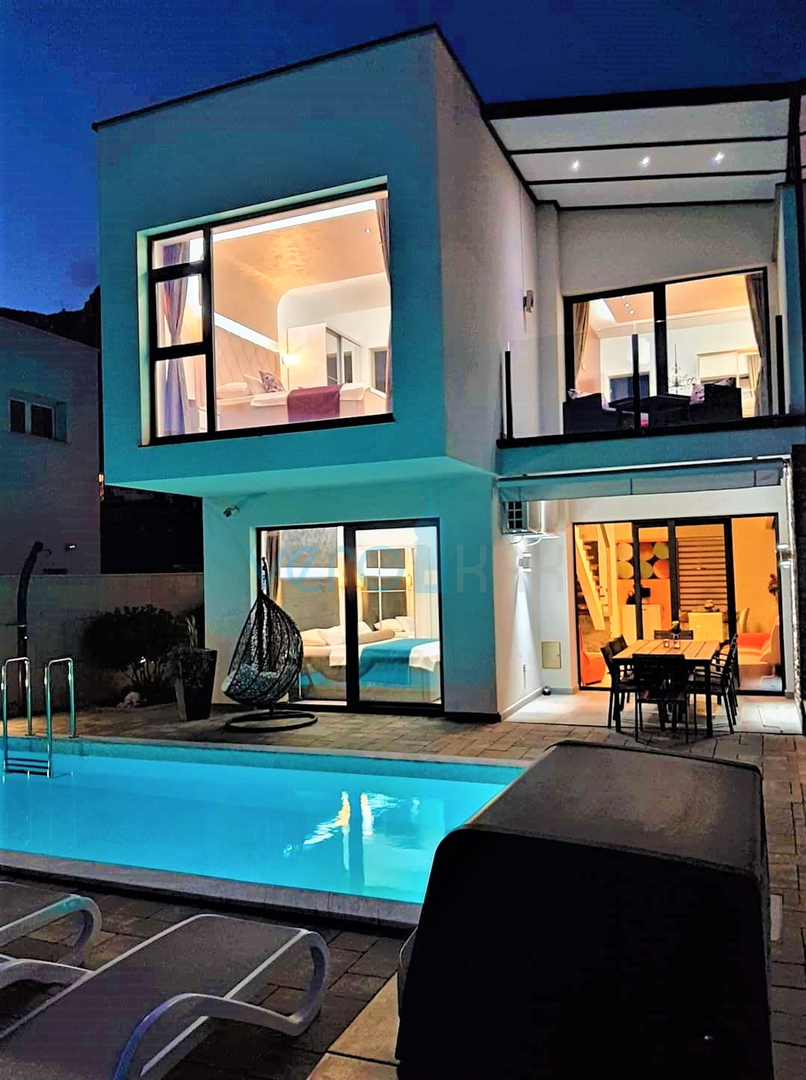 Crikvenica, zaleđe - urbana vila s bazenom, prodaja