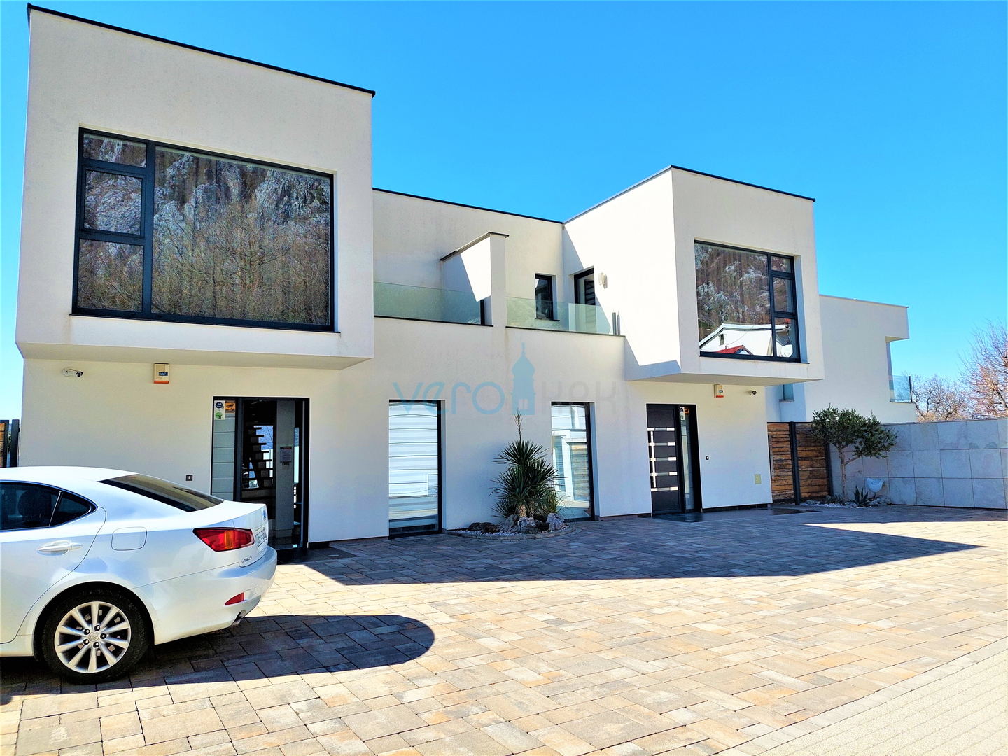 Crikvenica, zaleđe - urbana vila s bazenom, prodaja