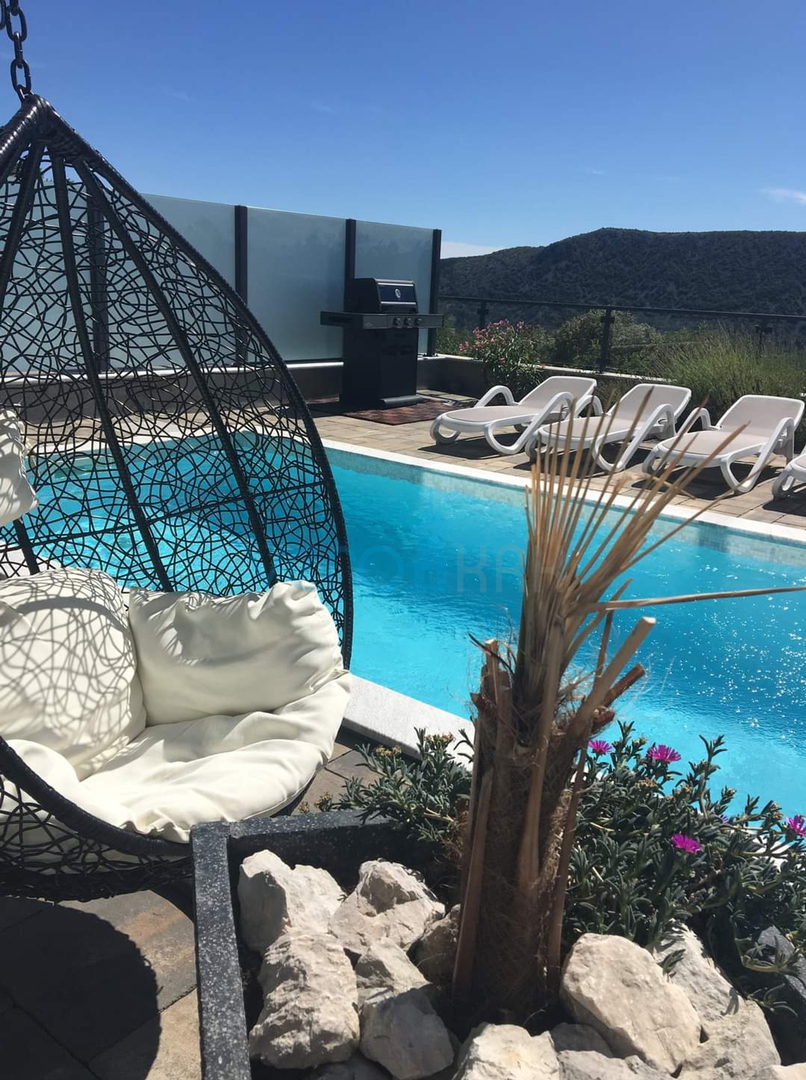 Crikvenica, zaleđe - urbana vila s bazenom, prodaja