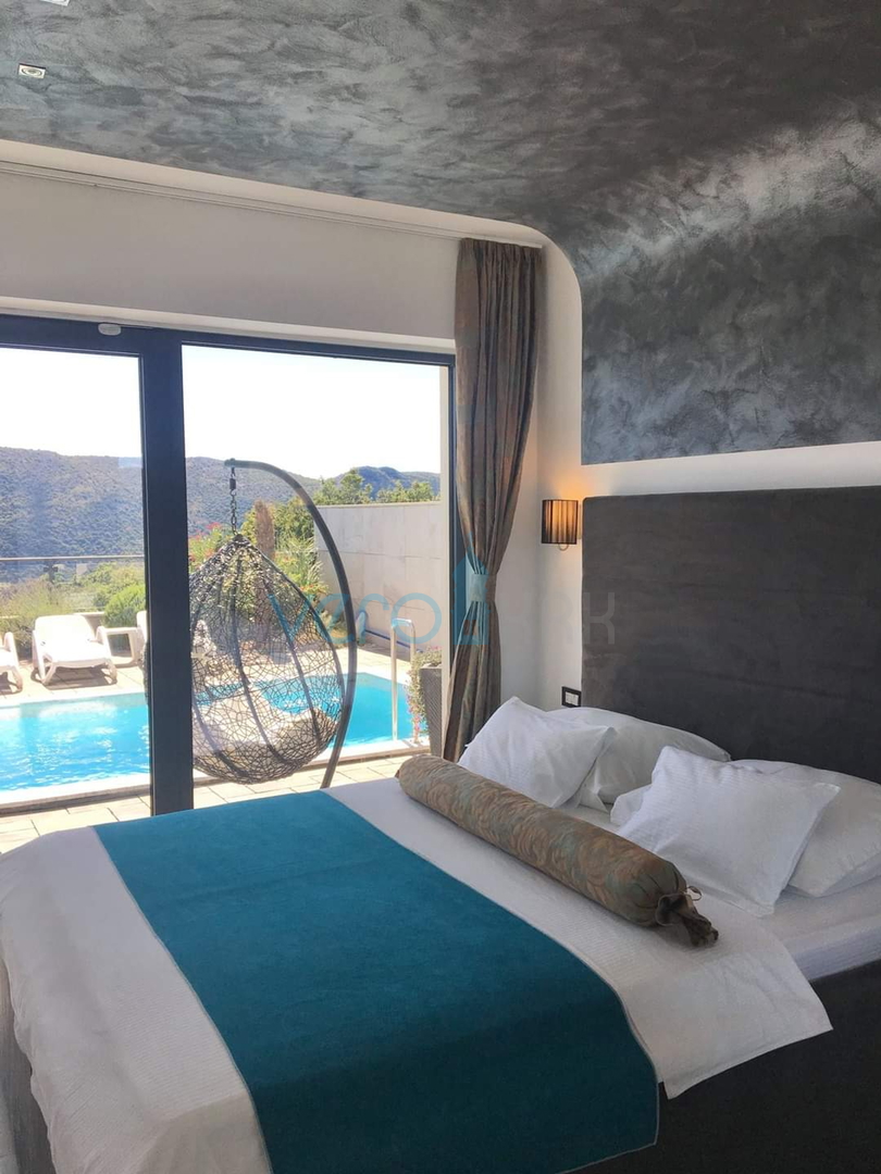 Crikvenica, zaleđe - urbana vila s bazenom, prodaja