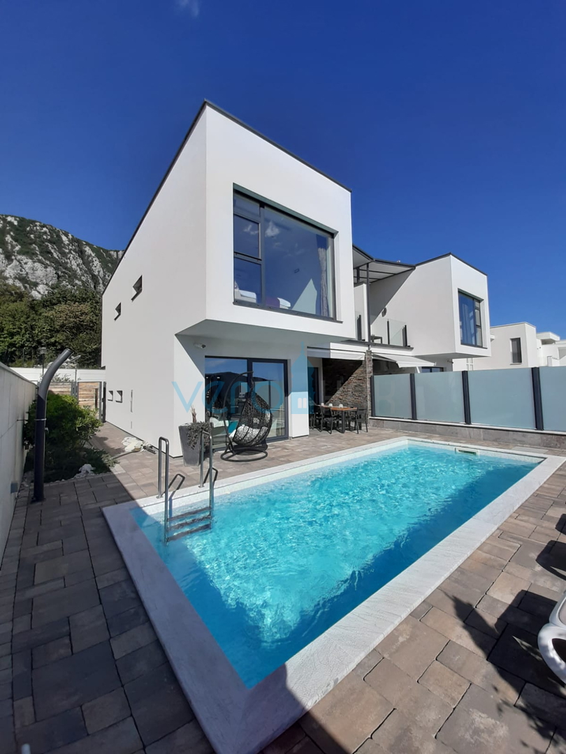 Crikvenica, zaleđe - urbana vila s bazenom, prodaja