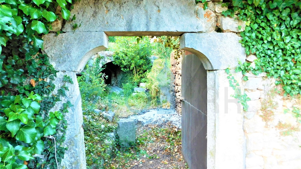 Crikvenica, Bribir- imanje sa 2 kuće i parcelom od 1778m2, prodaja