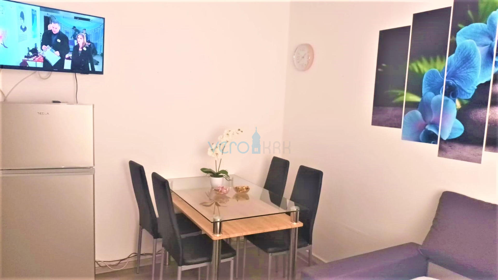 Novi Vinodolski - kuća s 3 stana 200 m od mora, prodaja