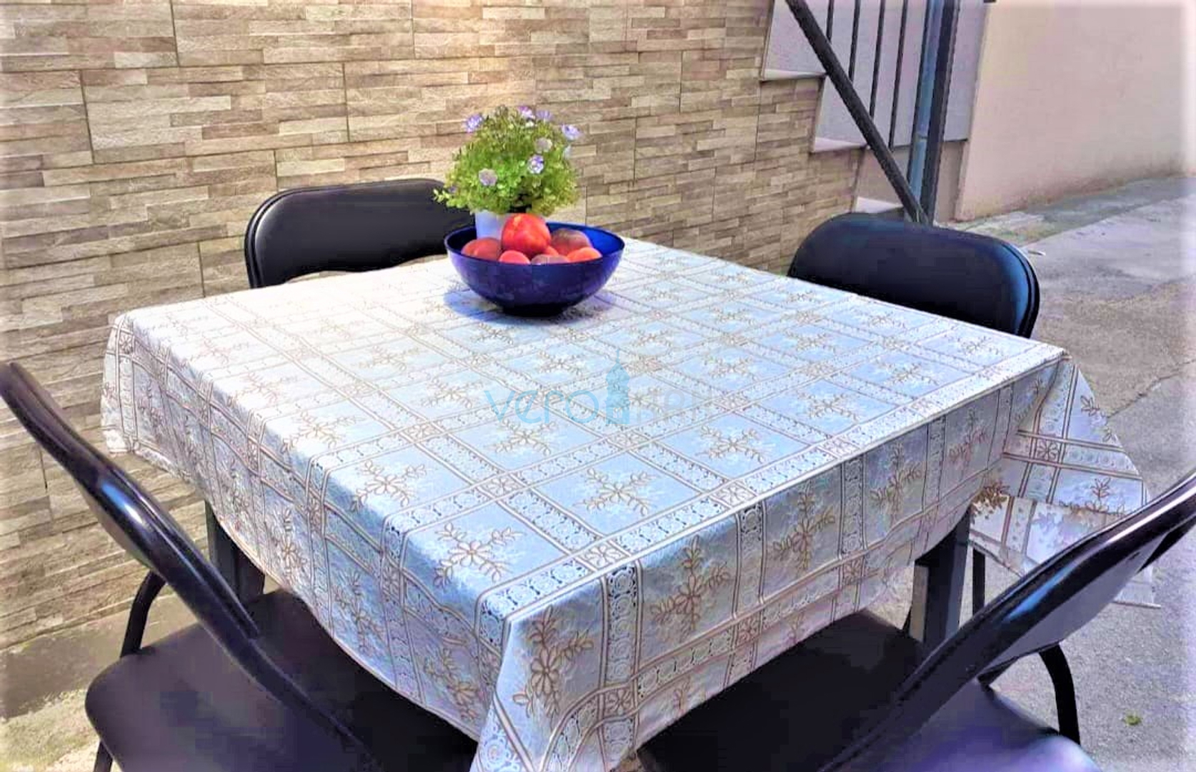 Novi Vinodolski - kuća s 3 stana 200 m od mora, prodaja