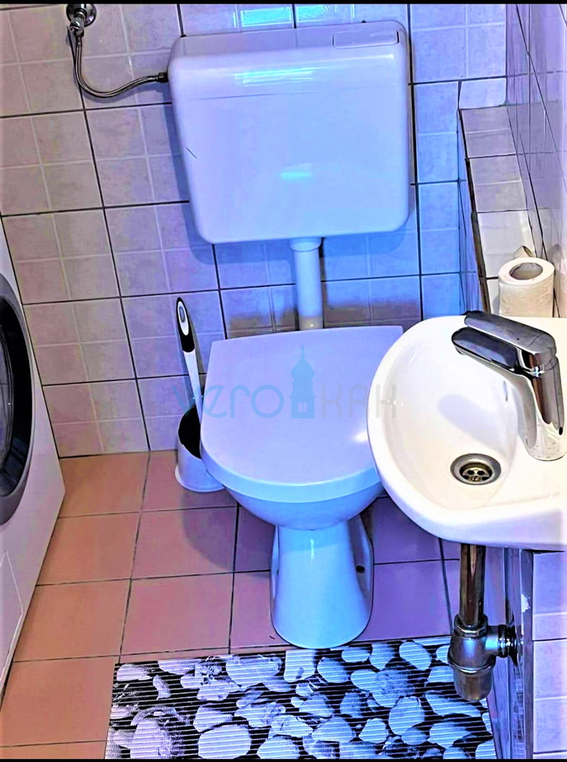 Novi Vinodolski - kuća s 3 stana 200 m od mora, prodaja