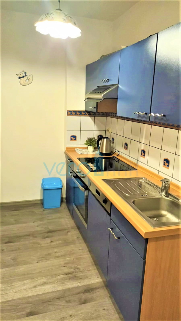 Novi Vinodolski - kuća s 3 stana 200 m od mora, prodaja