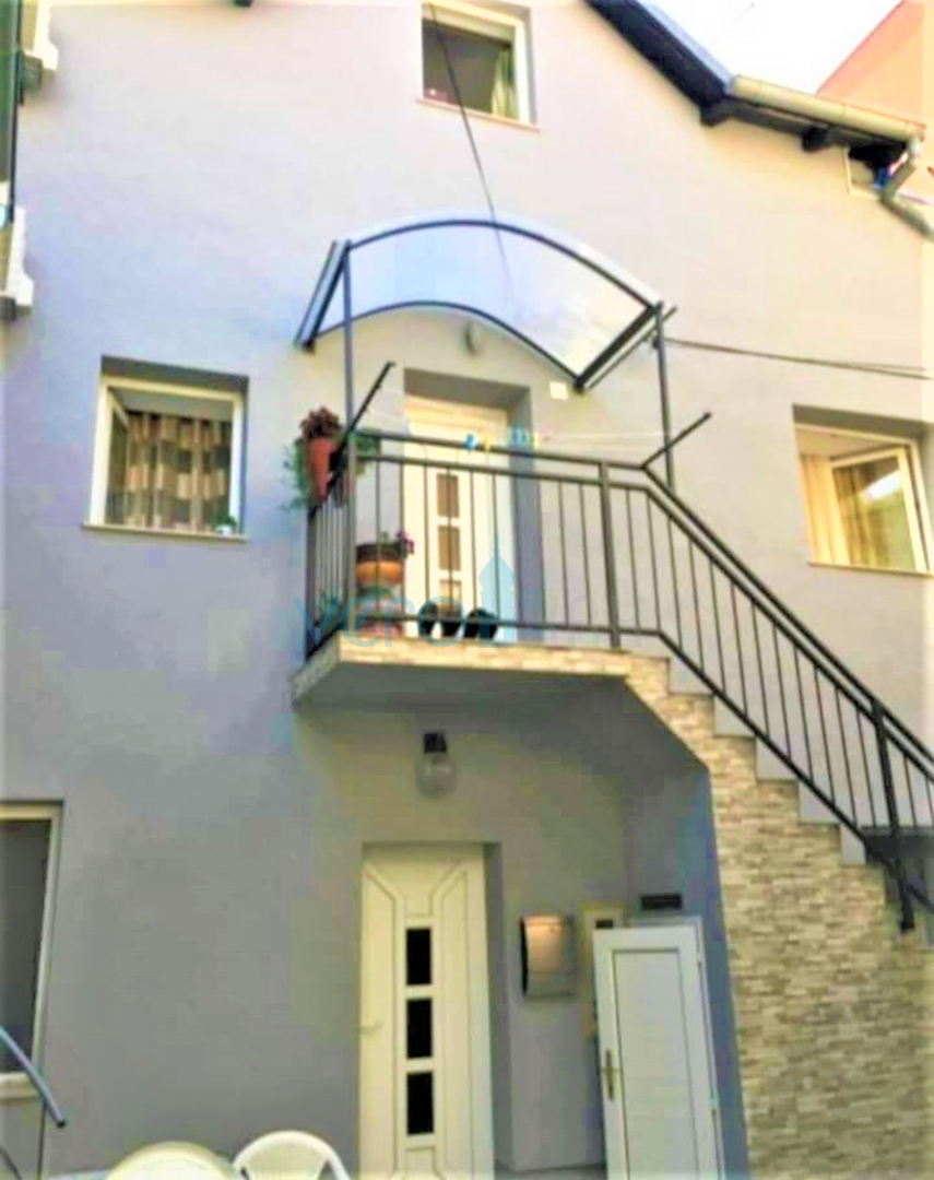 Novi Vinodolski - kuća s 3 stana 200 m od mora, prodaja