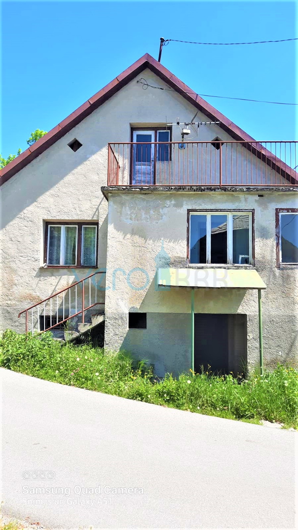 Brod Moravice - samostojeća kuća s dva stana i puno zemlje, prodaja