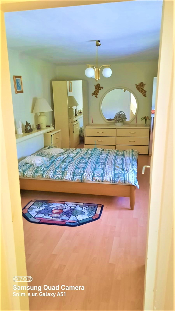 Brod Moravice - samostojeća kuća s dva stana i puno zemlje, prodaja