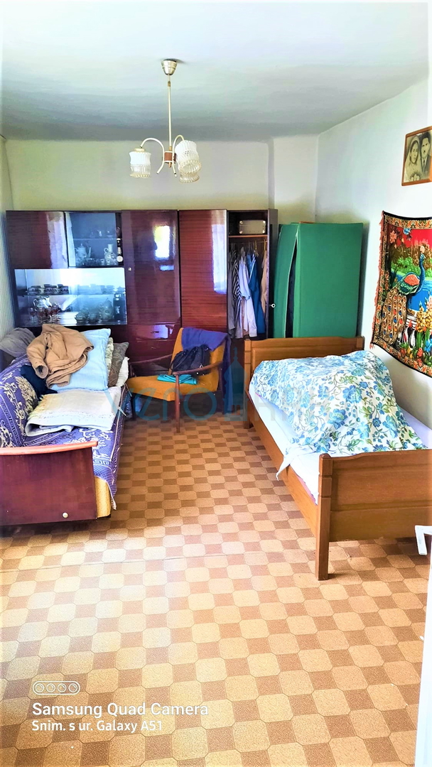 Brod Moravice - samostojeća kuća s dva stana i puno zemlje, prodaja