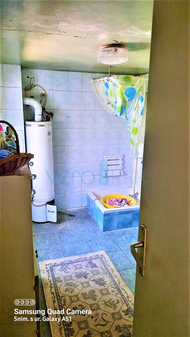 Brod Moravice - samostojeća kuća s dva stana i puno zemlje, prodaja