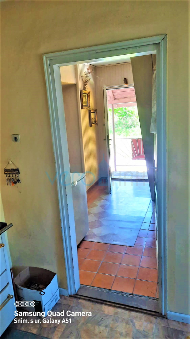 Brod Moravice - samostojeća kuća s dva stana i puno zemlje, prodaja