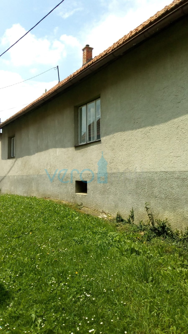 Brod Moravice - samostojeća kuća s dva stana i puno zemlje, prodaja