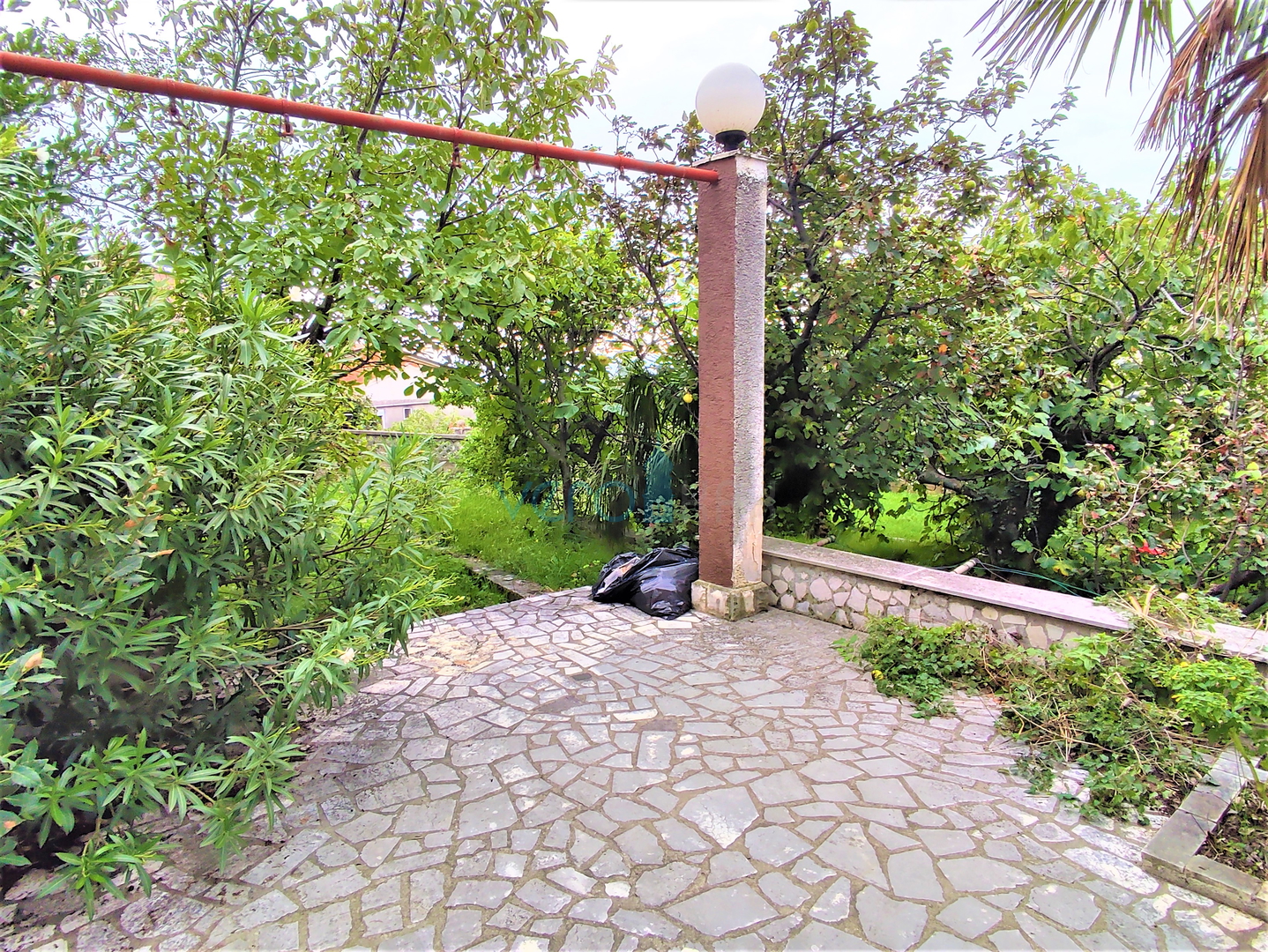 Crikvenica - samostojeća kuća s apartmanom na prostranoj okućnici, prodaja