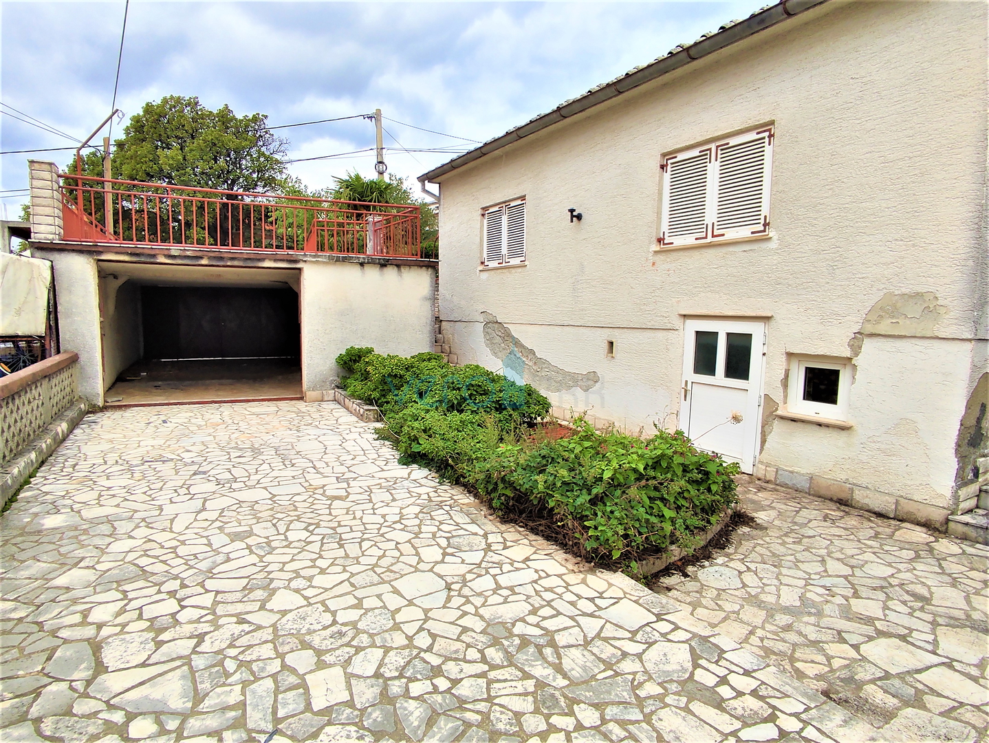 Crikvenica - samostojeća kuća s apartmanom na prostranoj okućnici, prodaja