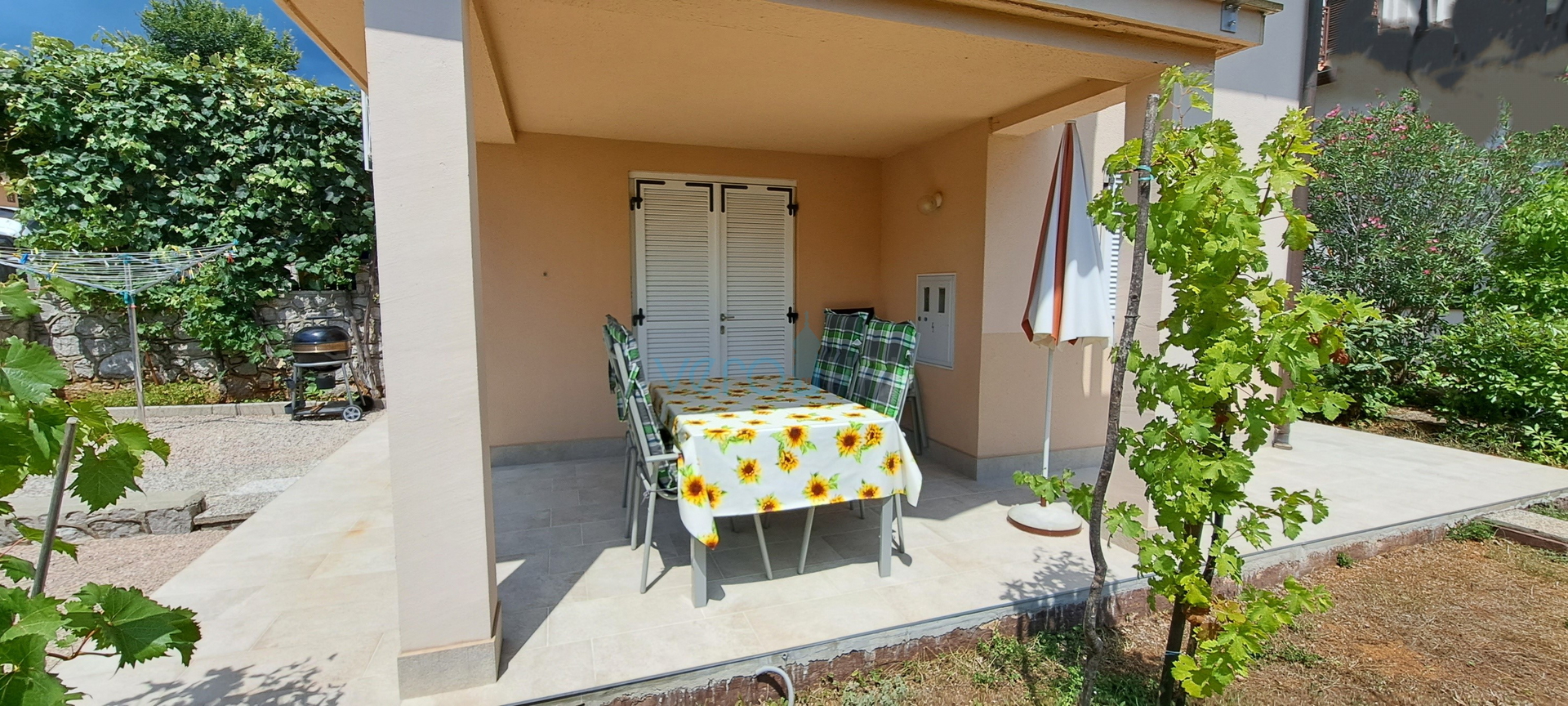Grad Krk, okolica, samostojeća kuća sa 3 apartmana, okućnica, pogled na more, prodaja