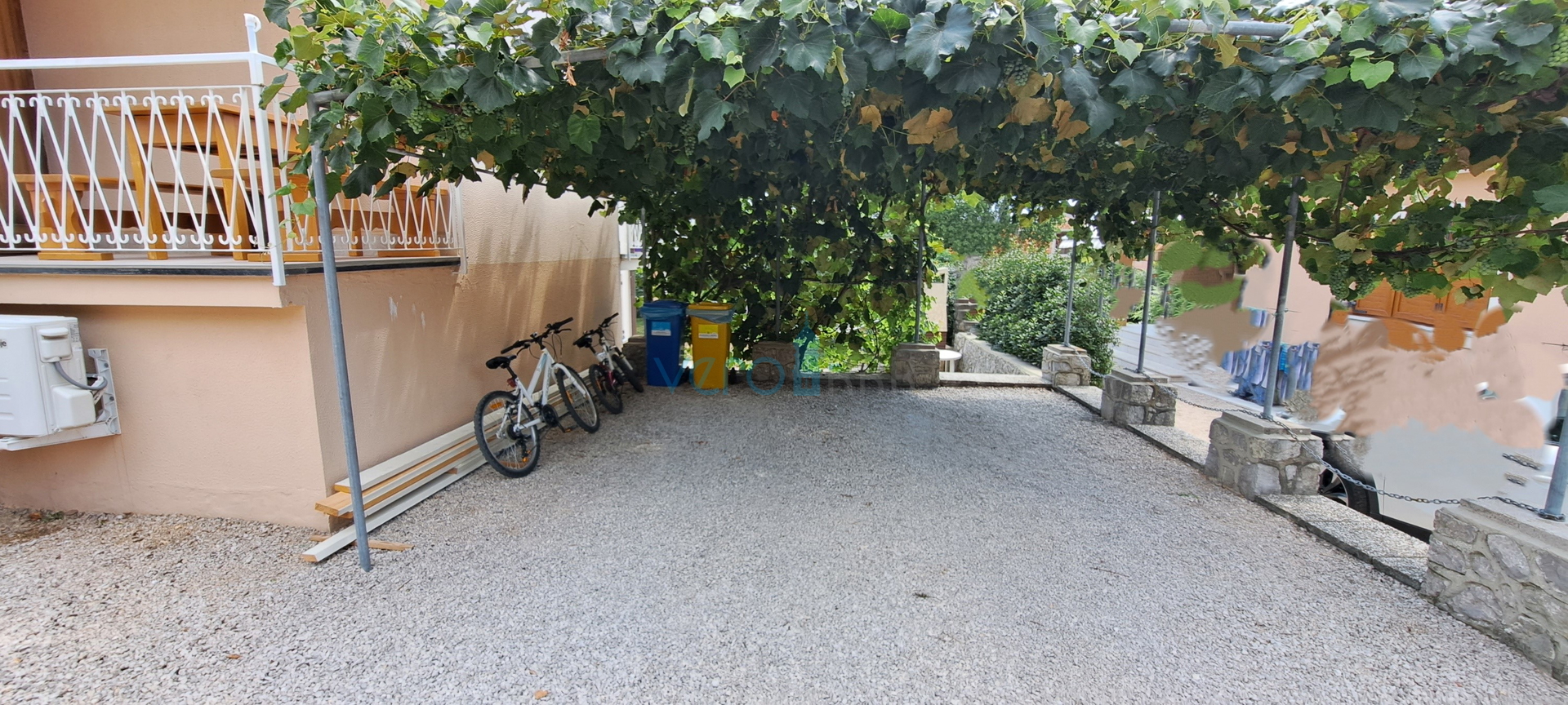Grad Krk, okolica, samostojeća kuća sa 3 apartmana, okućnica, pogled na more, prodaja